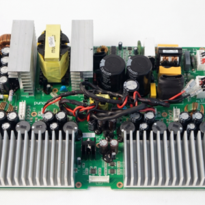 Detalhe dos componentes eletrônicos, capacitores de alta capacidade e dissipadores da placa de amplificação original para caixa de som Turbosound iP3000 (A05-C9403-00104).