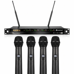 Sistema de microfone sem fio profissional Relacart UR-2Q composto por um receptor de rack preto com duas antenas e quatro microfones de mão pretos alinhados logo abaixo